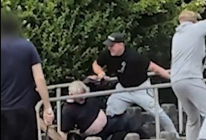 Σοκαρίστηκο περιστατικό στην Αγγλία: Γειτονιά μετατράπηκε σε ρινγκ με όπλα, ξύλα και μπαστούνια (video)