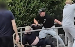 Σοκαρίστηκο περιστατικό στην Αγγλία: Γειτονιά μετατράπηκε σε ρινγκ με όπλα, ξύλα και μπαστούνια (video)