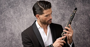 Συγκινεί ο Άρης Μουγκοπέτρος: «Κάπου είχαμε μείνει πέρσι τέτοια μέρα» – Παίζει ξανά κλαρίνο, έναν χρόνο μετά τον τραυματισμό του