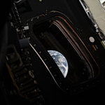 «Βλέπουμε τον πλανήτη μέσα από ένα παράθυρο»: Οι πρώτες μαγευτικές εικόνες της NASA από την αποστολή του Artemis II στη Σελήνη