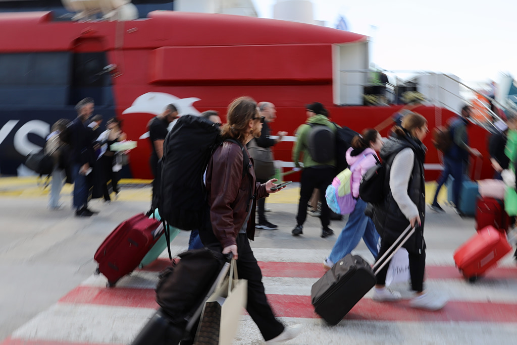 &Sigma;&upsilon;&nu;&epsilon;&chi;ί&zeta;&epsilon;&tau;&alpha;&iota; &kappa;&alpha;&iota; &phi;έ&tau;&omicron;&sigmaf; &tau;&omicron; &kappa;&alpha;&lambda;&omicron;&kappa;&alpha;ί&rho;&iota; &eta; &alpha;&kappa;&tau;&omicron;&pi;&lambda;&omicron;ϊ&kappa;ή &sigma;ύ&nu;&delta;&epsilon;&sigma;&eta; &tau;&eta;&sigmaf; &Kappa;ύ&pi;&rho;&omicron;&upsilon; &mu;&epsilon; &tau;&eta;&nu; &Epsilon;&lambda;&lambda;ά&delta;&alpha;