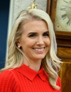 Viral Βίντεο: Η Ναταλί Χαρπ στο στο Air Force One μαζί με τον Τραμπ – Γιατί  την αποκαλούν «human printer»