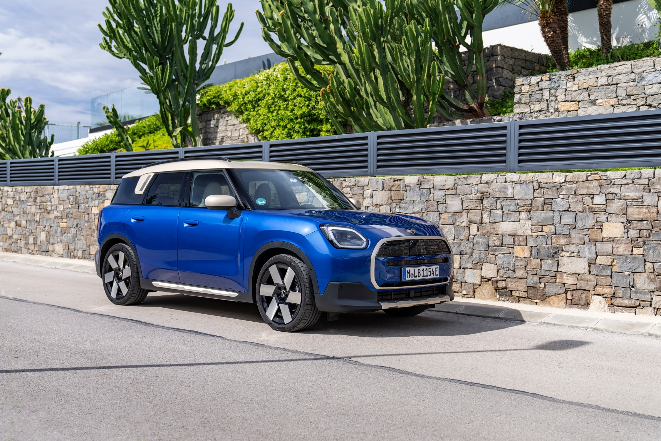 T&omicron; MINI Countryman E &mu;&epsilon; &alpha;&mu;&iota;&gamma;ώ&sigmaf; &eta;&lambda;&epsilon;&kappa;&tau;&rho;&iota;&kappa;ή &alpha;&upsilon;&tau;&omicron;&nu;&omicron;&mu;ί&alpha; &pi;ά&nu;&omega; &alpha;&pi;ό 500 &chi;&iota;&lambda;&iota;ό&mu;&epsilon;&tau;&rho;&alpha;