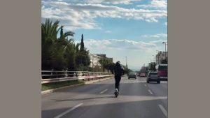 Έτρεχε με ηλεκτρικό πατίνι στην αριστερή λωρίδα της Συγγρού χωρίς κράνος στην… αριστερή λωρίδα