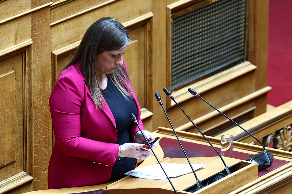 Η Κωνσταντοπούλου έπαιξε ηχητικό για τη Γάζα στη Βουλή – «Κακοπαιγμένο θέατρο» απάντησε ο Καιρίδης