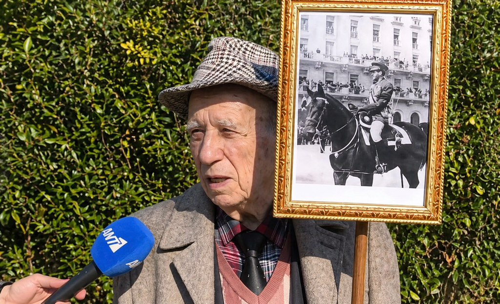 Όταν ο 89χρονος πήγε στην κηδεία του τέως βασιλιά Κωνσταντίνου – «Τους τρομάζεις και από τον τάφο»