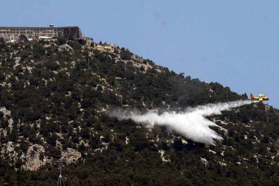 Πάρνηθα: Υπό έλεγχο η φωτιά –  Πιθανόν να ξεκίνησε από τα καλώδια του ΔΕΔΔΗΕ