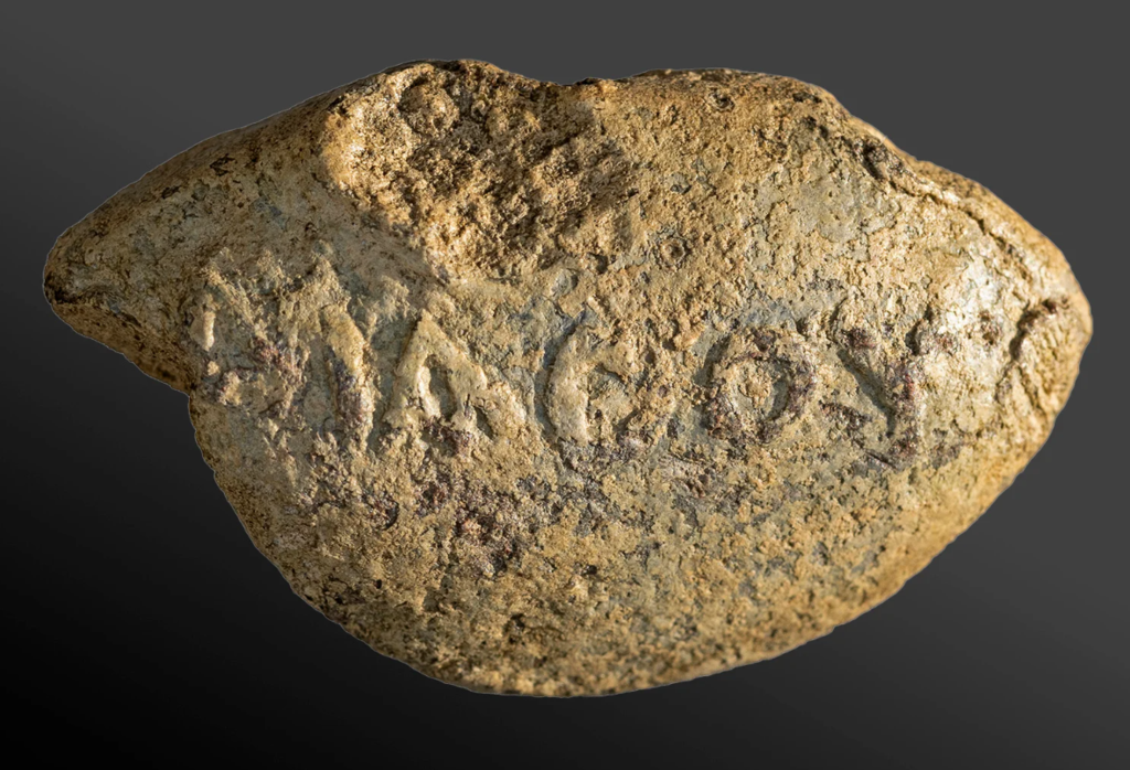 «Μάθε» πριν σου ανοίξουν το κεφάλι – Βρέθηκε σφαίρα 2.100 ετών με ελληνική επιγραφή