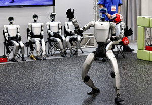 Στην διεθνή αγορά το κινεζικό ανθρωποειδές R1 της Unitree Robotics – Ποια είναι η τιμή και οι δυνατότητές του