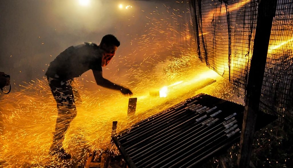 Ατύχημα πριν τον ρουκετοπόλεμο στη Χίο: Έξι τραυματίες με εγκαύματα – Η παράδοση που κρύβει κινδύνους (video)