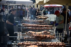 Κυριακή του Πάσχα: Ξεκίνησε ο «αγώνας» του οβελία – Γιορτινή ατμόσφαιρα, σούβλες με αρνιά και κοκορέτσια σε όλη τη χώρα