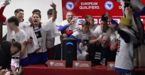 Χαμός στη συνέντευξη τύπου: «Εισβολή» παικτών της Βοσνίας και πάρτυ με μουσική και σαμπάνιες (vid)