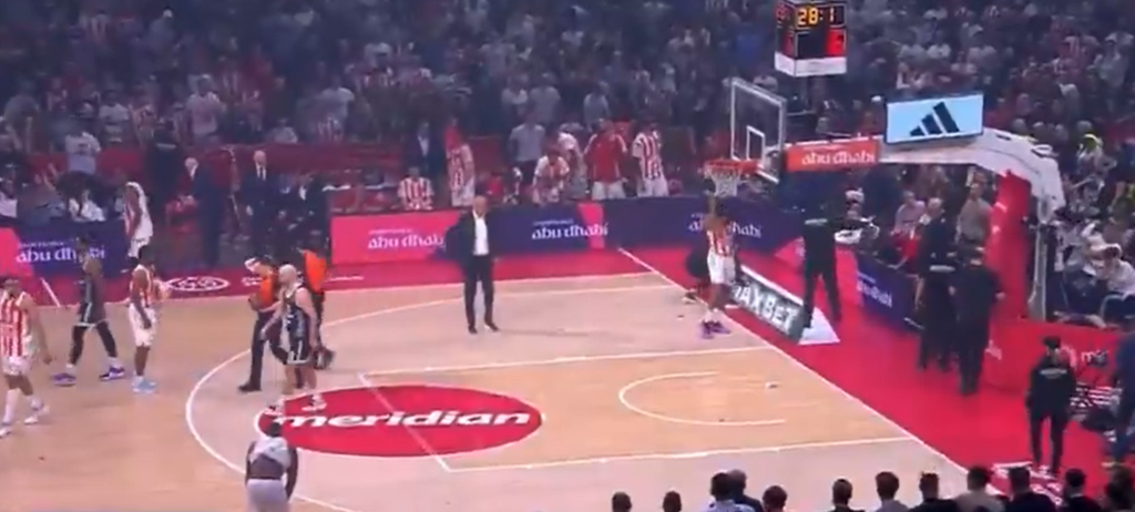 Βροχή τα αντικείμενα και οι αναπτήρες στο Ερυθρός – Παρτίζαν και ολιγόλεπτη διακοπή πριν από το φινάλε του αγώνα (vid)