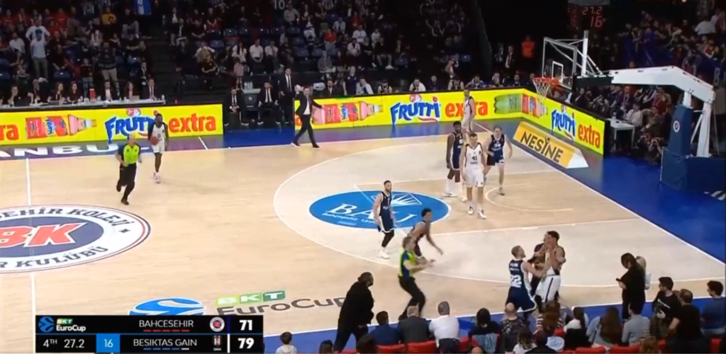 Σύρραξη στο Μπαχτσεσεχίρ-Μπεσίκτας: Ο Φλιν έσπρωξε τον αντίπαλό του και ακολούθησε χαμός (vid)