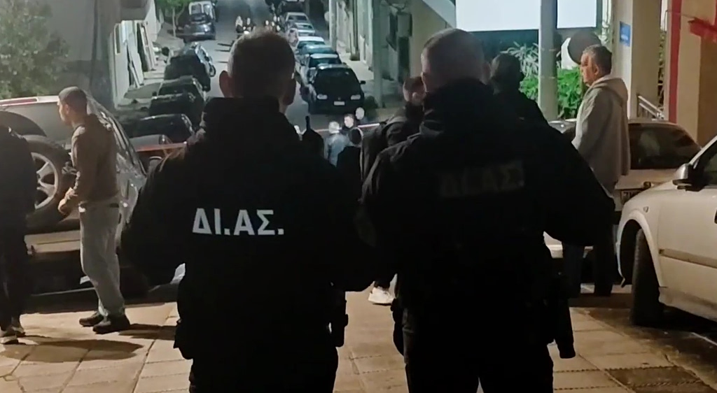 Ομάδα αγνώστων επιτέθηκε στο σπίτι του Ισίδωρου Ντογιάκου – Μπογιές, τρικάκια και αναποδογυρισμένο αυτοκίνητο (video)