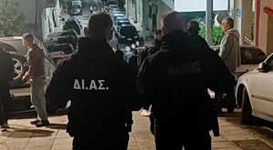 Ομάδα αγνώστων επιτέθηκε στο σπίτι του Ισίδωρου Ντογιάκου – Μπογιές, τρικάκια και αναποδογυρισμένο αυτοκίνητο (video)