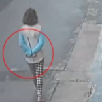 Νεάπολη Λακωνίας: Σοκαριστικό βίντεο με γυναίκα δεμένη πισθάγκωνα να περπατάει ξυπόλητη στον δρόμο