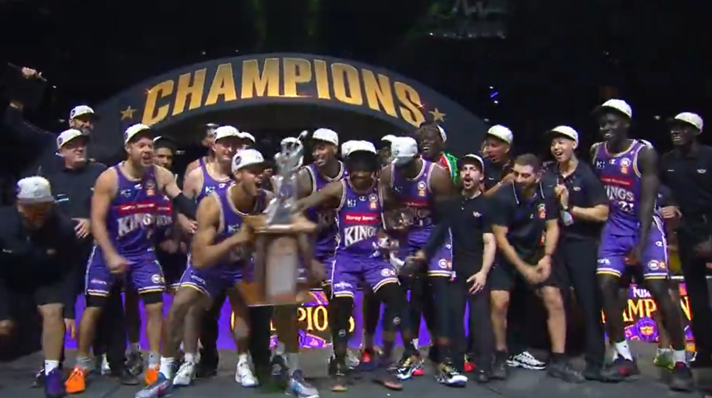NBL: Πρωταθλητές με… απρόοπτο: Οι Κινγκς σήκωσαν το τρόπαιο και αυτό έσπασε (vid)