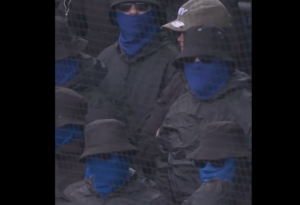 Eredivisie: Κουκουλοφόροι καθυστέρησαν για 90 λεπτά της Τσβόλε – Με κουκούλες στις εξέδρες οι οπαδοί της (vid)