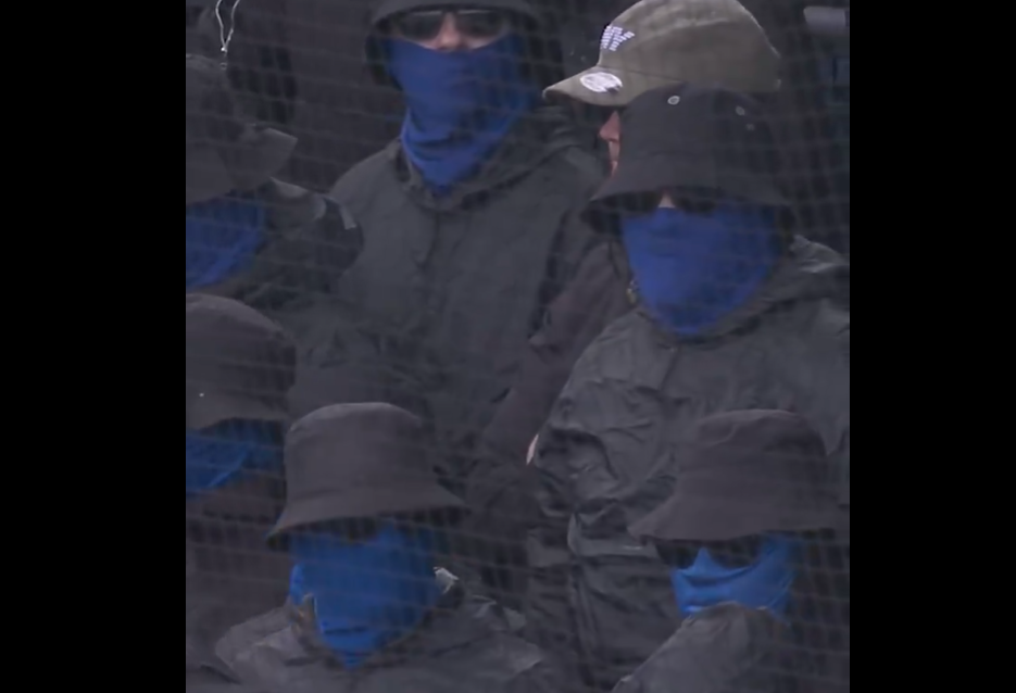 Eredivisie: Κουκουλοφόροι καθυστέρησαν για 90 λεπτά παιχνίδι της Τσβόλε – Με κουκούλες στις εξέδρες οι οπαδοί της (vid)