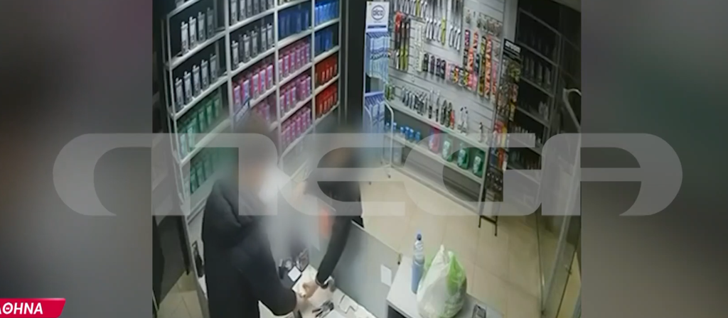 Αθήνα: Συνελήφθη 14χρονος που λήστευε υπάλληλους πρατηρίων καυσίμων – Τους απειλούσε με μαχαίρι (video)