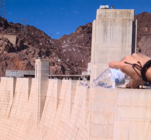 Ρίχνεις νερό… και δεν πέφτει: Το εντυπωσιακό φαινόμενο που αψηφά τους νόμους της φυσικής (video)