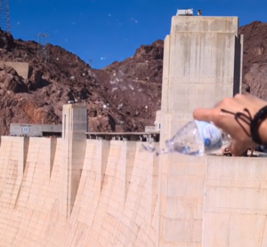 Ρίχνεις νερό… και δεν πέφτει: Το εντυπωσιακό φαινόμενο που αψηφά τους νόμους της φυσικής (video)