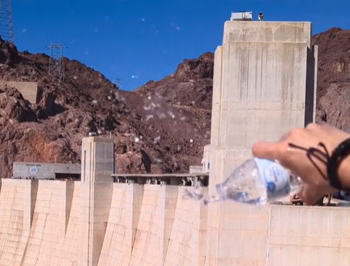 Ρίχνεις νερό… και δεν πέφτει: Το εντυπωσιακό φαινόμενο που αψηφά τους νόμους της φυσικής (video)