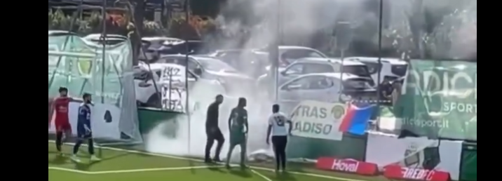 Πρώην παίκτης της Premier League έσβηνε φωτιά με μάνικα εν ώρα… αγώνα (vid)