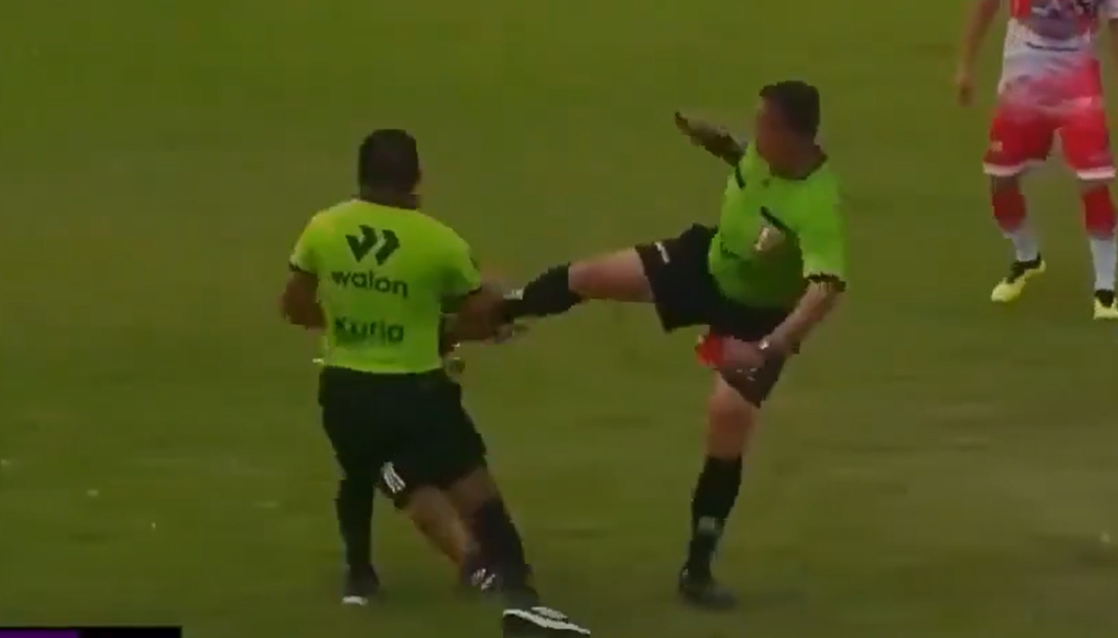 Απίστευτη κίνηση-καράτε διαιτητή σε αγώνα του Περού (vid)