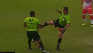 Απίστευτη κίνηση-καράτε διαιτητή σε αγώνα του Περού (vid)