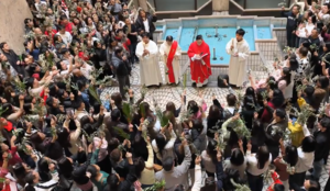 «Ωσαννά» στη στοά της Τρικούπη: Η διαφορετική Κυριακή των Βαΐων των Καθολικών Φιλιππινέζων (video)