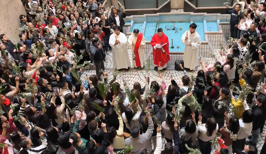 «Ωσαννά» στη στοά της Τρικούπη: Η διαφορετική Κυριακή των Βαΐων των Καθολικών Φιλιππινέζων (video)