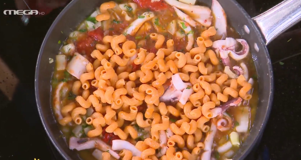 Στριφτόνι με τομάτα, πικάντικη σάλτσα και καλαμάρια από την Δημήτρη Σκαρμούτσο