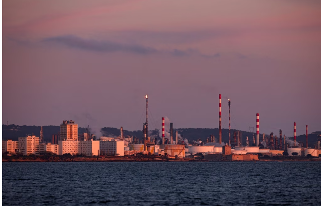 Σαουδική Αραβία: Ιρανική επίθεση έπληξε κρίσιμο πετρελαϊκό αγωγό – Ανησυχία για την παγκόσμια αγορά