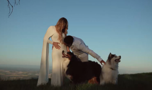 Ο Έντρικ ανακοινώνει με συγκίνηση τον ερχομό του παιδιού του