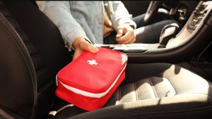 Όσα πρέπει να ξέρεις για το φαρμακείο αυτοκινήτου: Αναλυτικά τα 16 αντικείμενα που πρέπει να περιλαμβάνει από τις 18 Ιουνίου