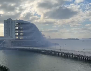 Θεαματική κατεδάφιση στο Μαϊάμι: Ξενοδοχείο ισοπεδώθηκεσε σε δευτερόλεπτα (βίντεο)