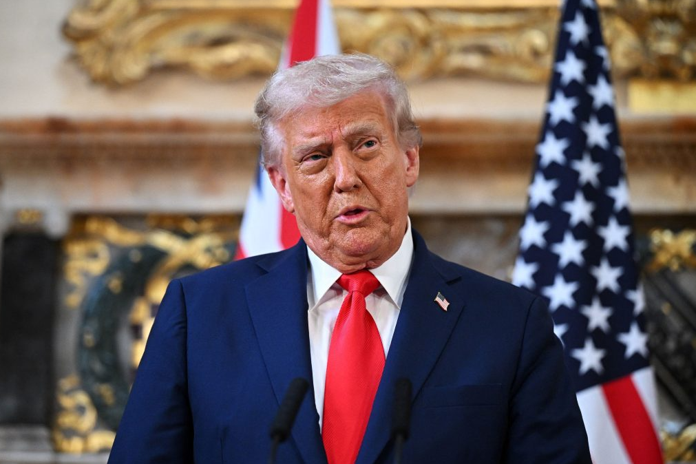 Τραμπ: «Μας τηλεφώνησε η άλλη πλευρά και ζήτησε συμφωνία» – Με 15 πολεμικά πλοία των ΗΠΑ ο ναυτικός αποκλεισμός του Ιράν