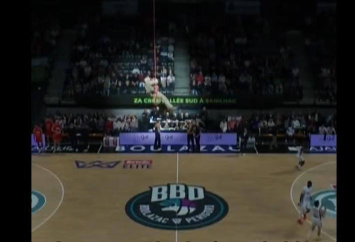 Καταδρομική… επίθεση σε γήπεδο της Γαλλίας – Κομάντο κατέβηκε από την οροφή πριν το τζάμπολ (vid)