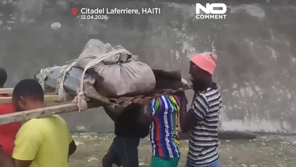 &Epsilon;&theta;&nu;&iota;&kappa;ή &tau;&rho;&alpha;&gamma;&omega;&delta;ί&alpha; &sigma;&tau;&eta;&nu; &Alpha;ϊ&tau;ή: 25 &nu;&epsilon;&kappa;&rho;&omicron;ί &sigma;&epsilon; &iota;&sigma;&tau;&omicron;&rho;&iota;&kappa;ό &phi;&rho;&omicron;ύ&rho;&iota;&omicron;