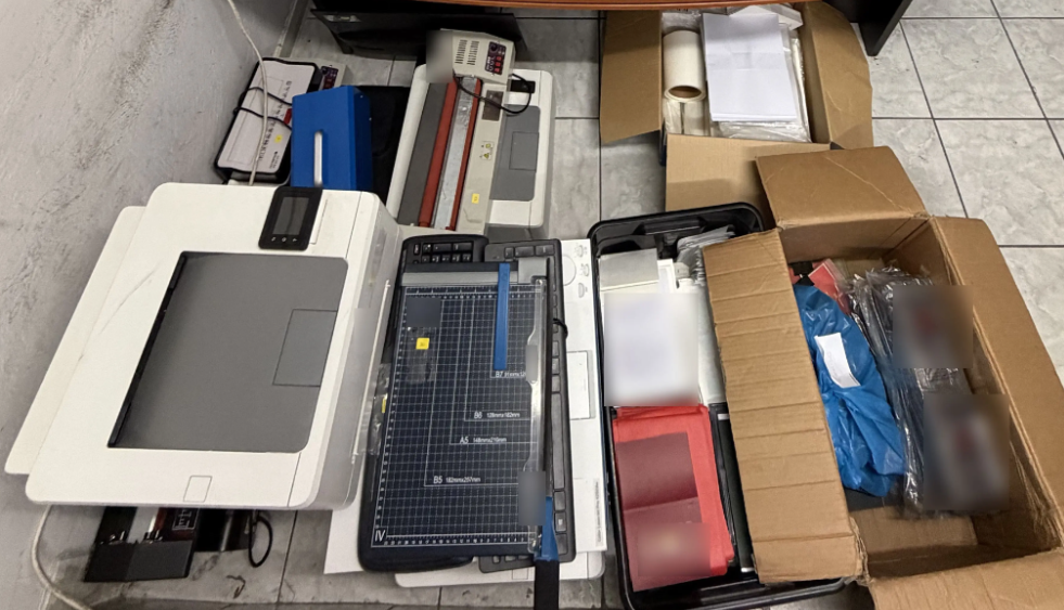 Εργαστήριο πλαστογραφίας στην Καλλιθέα: Εξαρθρώθηκε κύκλωμα που διακινούσε μετανάστες με 10.000€ το κεφάλι