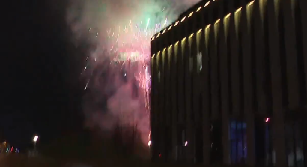 Νύχτα… πολέμου στο Μόναχο: Πυροτεχνήματα οπαδών της Μπάγερν έξω από το ξενοδοχείο της Ρεάλ