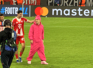 Μπάγερν Μονάχου: Ο Κίμιχ είχε ζητήσει τα πάντα να είναι κόκκινα και ο Καρλ ντύθηκε… Ροζ Πάνθηρας