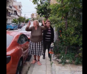 Ισπανοί τραγουδούν με γιαγιάδες στο δρόμο για την Allwyn Arena (vid)