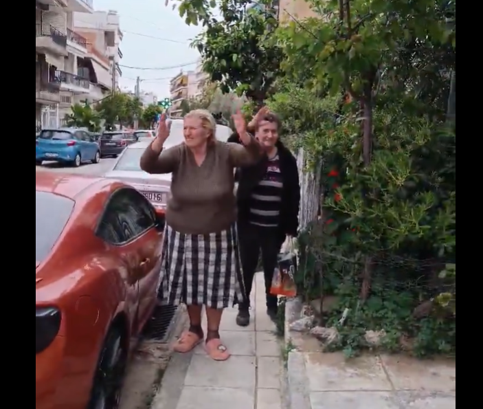 Ισπανοί τραγουδούν με γιαγιάδες στο δρόμο για την Allwyn Arena (vid)