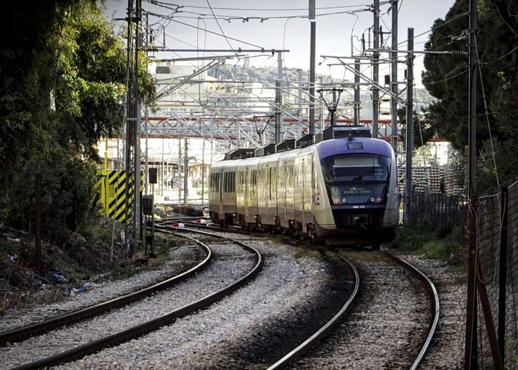 Πάτρα: Ατύχημα με τρένο του προαστιακού – Συγκρούστηκε με ΙΧ που ήταν παρκαρισμένο στις ράγες