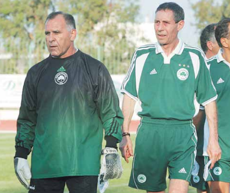 Ο Βασίλης Κωνσταντίνου αποχαιρετά τον Γιώργο Γονιό