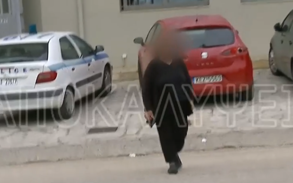 «Κλείστο γιατί θα στην σπάσω» – Ξέσπασε η μητέρα του αρσιβαρίστα μπροστά στις κάμερες (video)