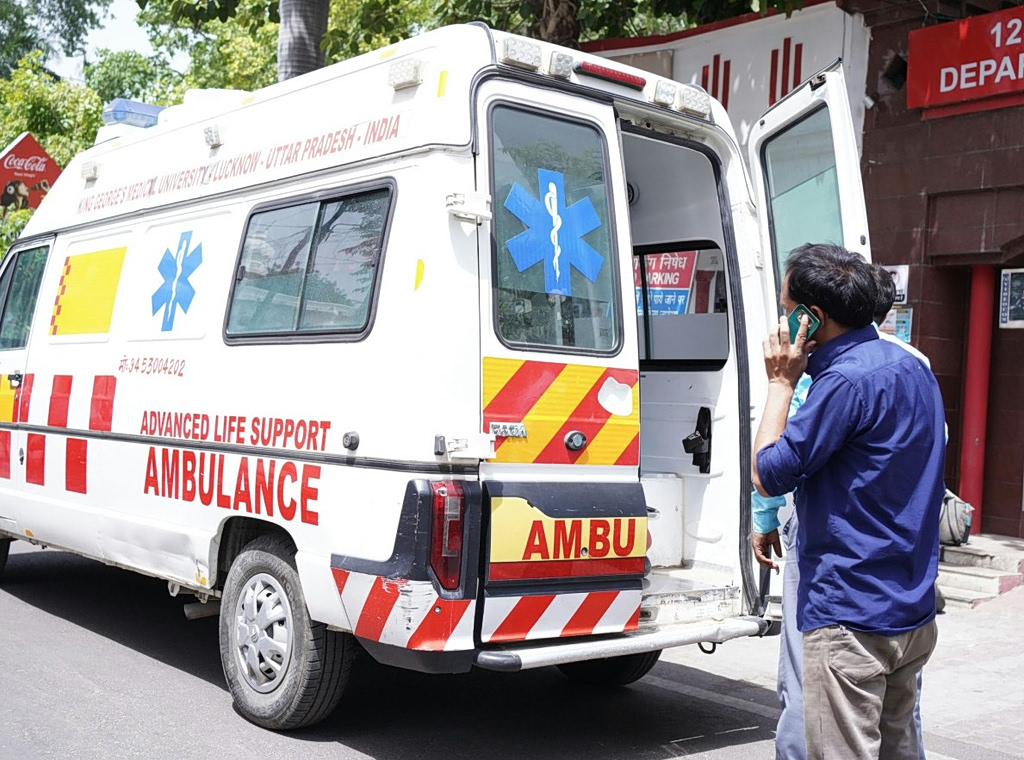 Τραγωδία στην Ινδία: Άνδρας έπαθε ηλεκτροπληξία προσπαθώντας να διώξει μαϊμού με μεταλλικό κοντάρι – Σοκαριστικό βίντεο